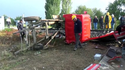 Yük treni kamyonete çarptı: 2 yaralı - KÜTAHYA