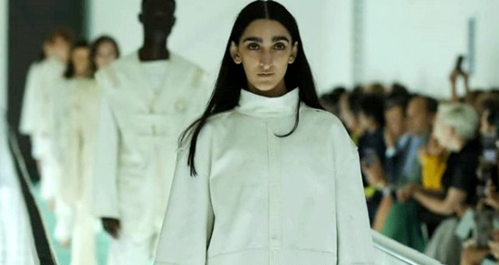 Gucci'nin yeni mankeni Armine Harutyunyan'a Photoshop'la estetik yaptılar -  Dailymotion Video