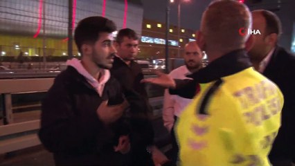 E-5'te İlginç Kaza, İETT Şoförü Kendisine Çarpan Aracı Bariyerlere Sıkıştırdı