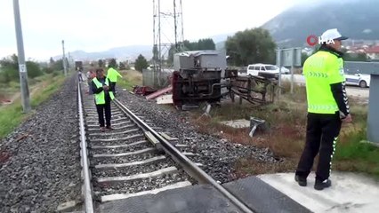 Yük treni kamyonete çarptı: 2 yaralı