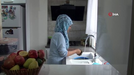 Kanser hastası kadın sardığı sarmalarla öğrencilere destek oluyor