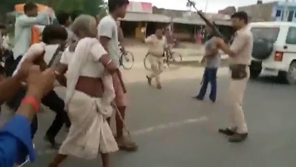 VIDEO: घरों में घुसकर महिलाओं पर बरसाई लाठियां, फिर भीड़ ने पुलिसकर्मियों को दौड़ाया