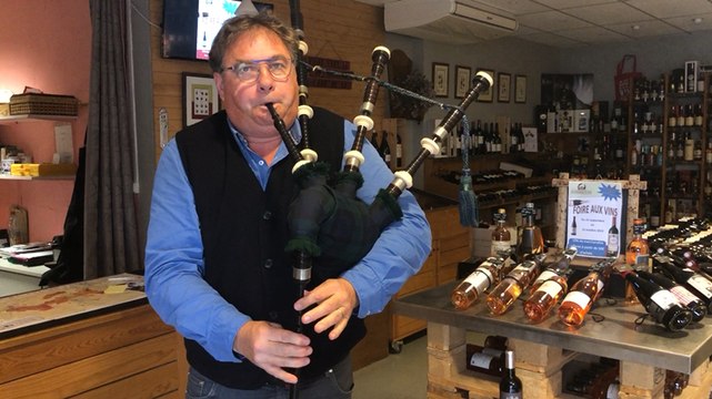 Le caviste manceau est aussi joueur de cornemuse et lord écossais
