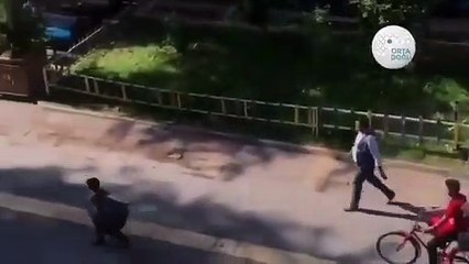 Zabıta memuru, kağıt toplayıcısı çocuğu dövdü! Küçük çocuk, aldığı darbeyle yere yığıldı
