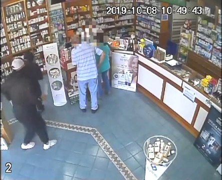 Dos encapuchados intentan robar a punta de cuchillo en una farmacia en La Laguna