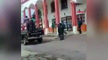 Meksika'da sözünü tutmayan belediye başkanını kamyonete bağlayıp sürüklediler