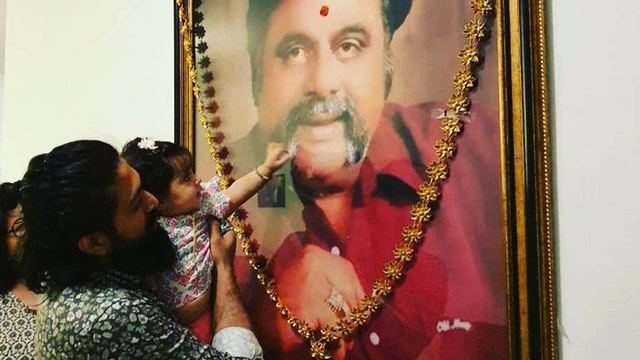 Ayra Yash gets blessings from Ambareesh | FILMIBEAT KANNADA