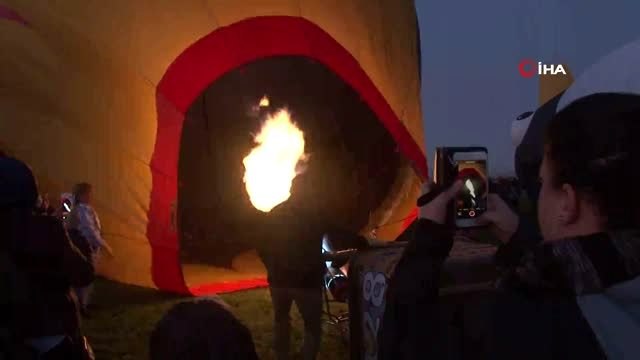 - Sıcak hava balonları gökyüzünü renklendirdi