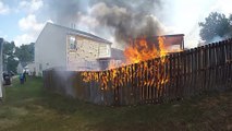 Un motard se transforme en pompier en passant devant une maison en feu