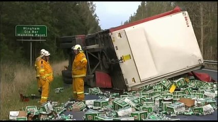 Download Video: Un camión de cervezas se ha estrellado en Australia