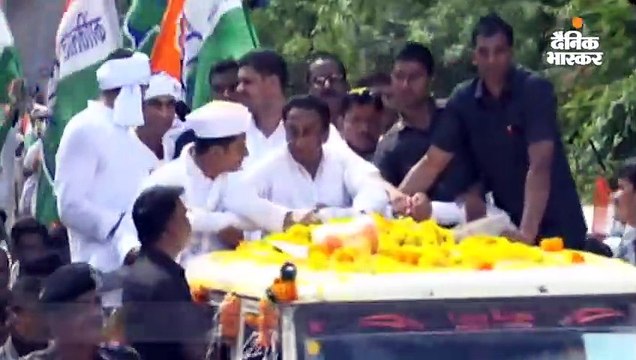 मुख्यमंत्री ने कांग्रेस प्रत्याशी के लिए रोड शो किया