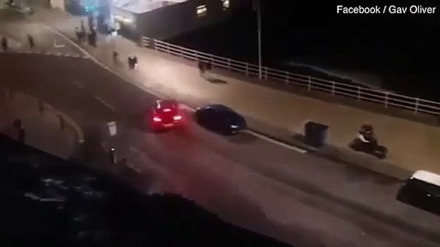 Un coche invade la acera de un paseo marítimo e intenta atropellar a los peatones