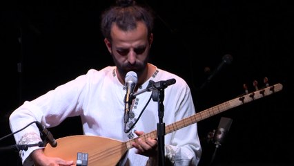 Traditionnel kurde et du sud de la Syrie : Je dors le coeur blessé (Waed Bouhassoun/Rusan Filiztek)