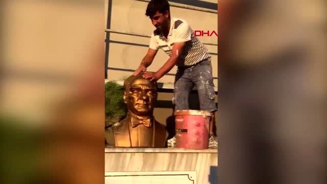 Sakarya atatürk büstünü elleriyle yıkadı