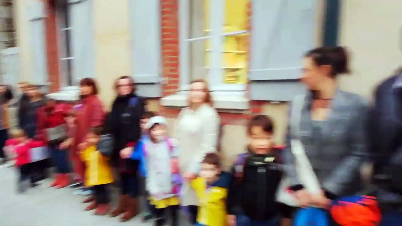 La chaîne humaine devant l'école du Contour Sai...