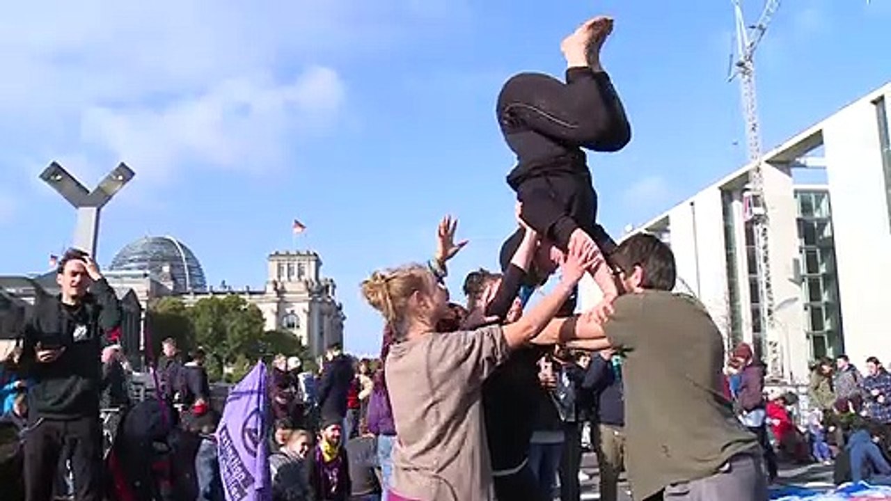 Umweltaktivisten blockieren Brücke in Berlin