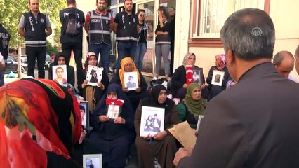 Evlat nöbeti tutan baba baygınlık geçirdi - DİYARBAKIR