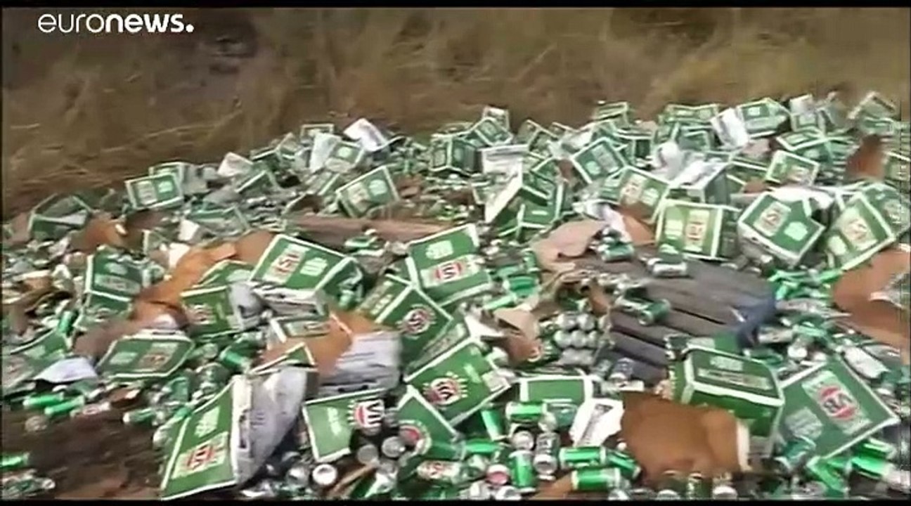 شاهد: انقلاب شاحنة تنقل صناديق بيرة في أستراليا