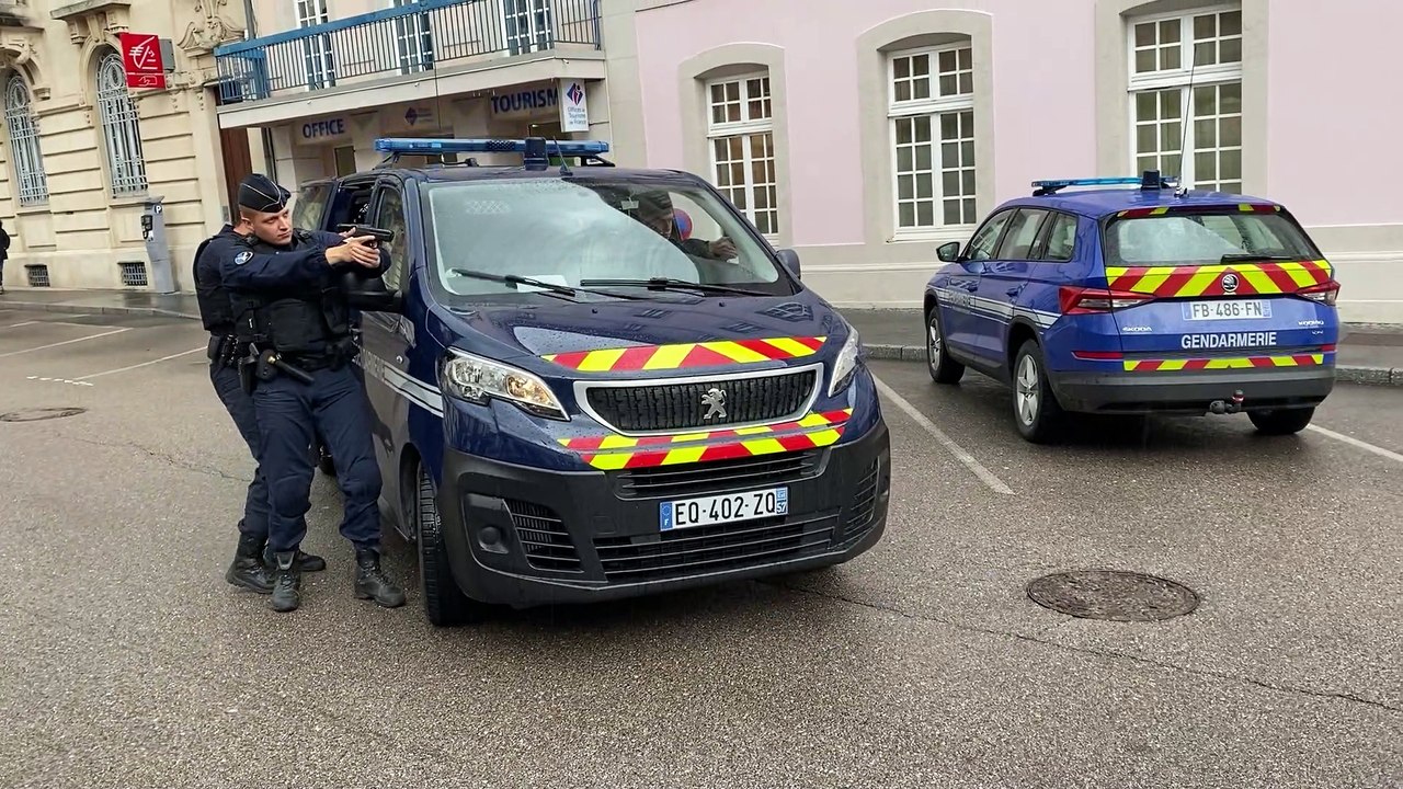 Vidéo. Les gendarmes procèdent à une interpellation en public devant la mairie