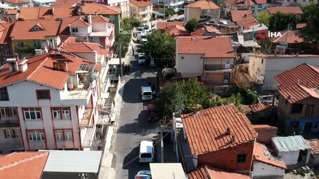 Kendini eve kitleyip pompalı tüfekle etrafa rastgele ateş açtı