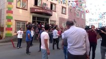 Diyarbakır'da HDP il binası önünde gergin anlar