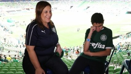La emocionante historia de una madre que narra los partidos a su hijo ciego