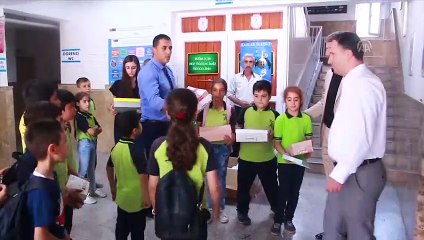 Siirt'te hayırsever iş adamından öğrencilere ayakkabı yardımı