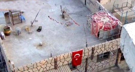 YPG köyünde yerel halk evlere Türk bayrağı astı