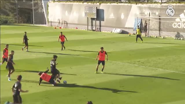 El Real Madrid se entrena sin sus internacionales