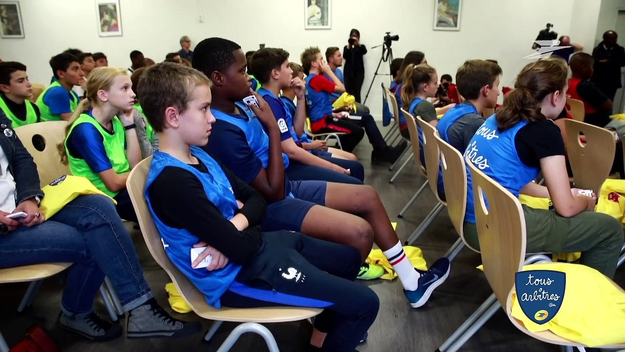 Débat sur l'autorité positive dans un collège de Courbevoie avec Clément Turpin, arbitre international de football, et Robert Pirès, parrain des journées nationales de l'arbitrage