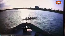 Un bateau qui passe à travers un kayak !