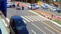 Câmera flagra motociclistas caindo por causa de óleo derramado em asfalto