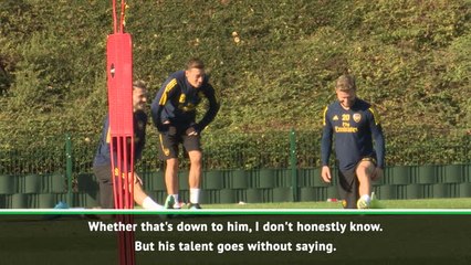 Télécharger la video: 'God-given talent' Ozil an 'odd man out' at Arsenal