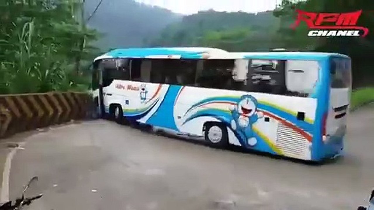 Homem fica sem travões no autocarro mas continua a fumar o seu cigarrinho!