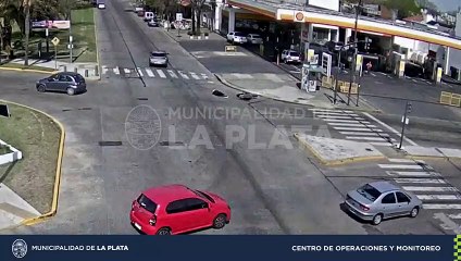 Chocó su moto contra un auto y debió ser atendida por el SAME