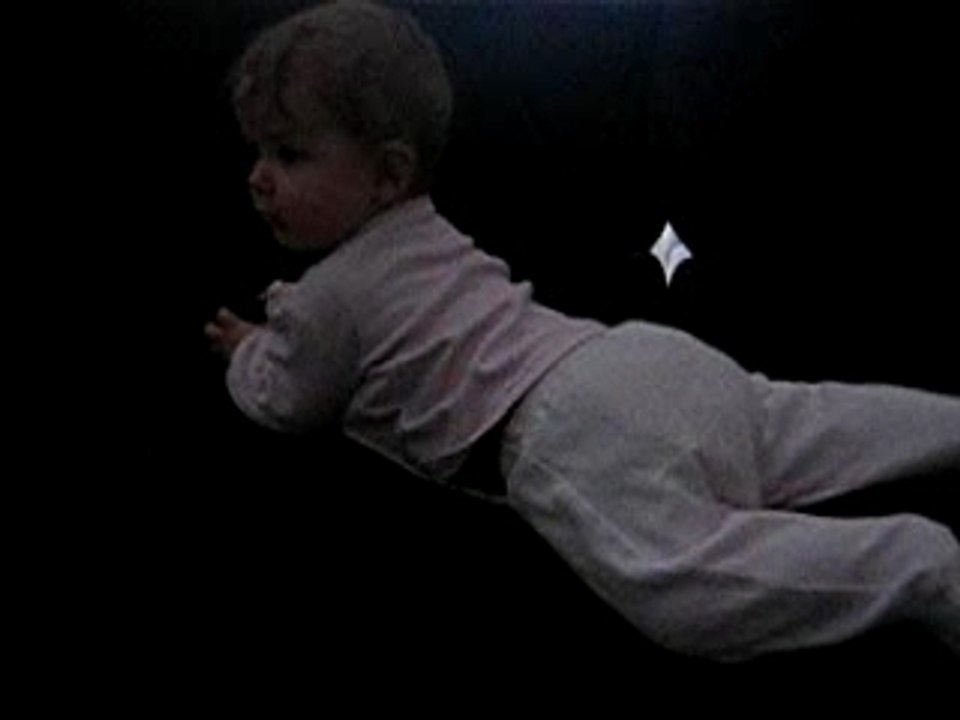 Loane commence le 4 pattes !!! Doucement !