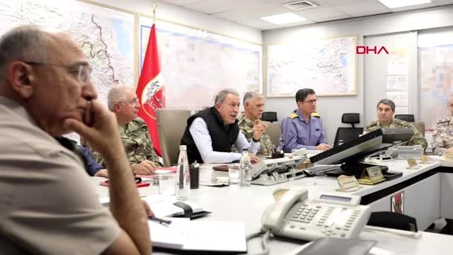 Milli savunma bakanı hulusi akar ve komutanlar silahlı kuvvetler komuta ve harekat merkezi'nde