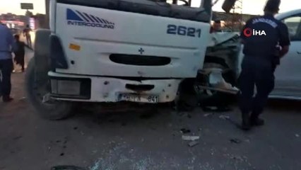 Şanlıurfa'da pamuk yüklü kamyon ile otomobil çarpıştı: 2 yaralı
