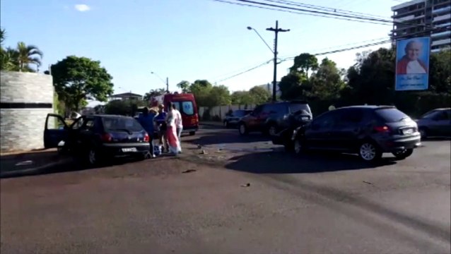 Carros se envolvem em colisão no cruzamento das Ruas Marechal Rondon e Maranhão