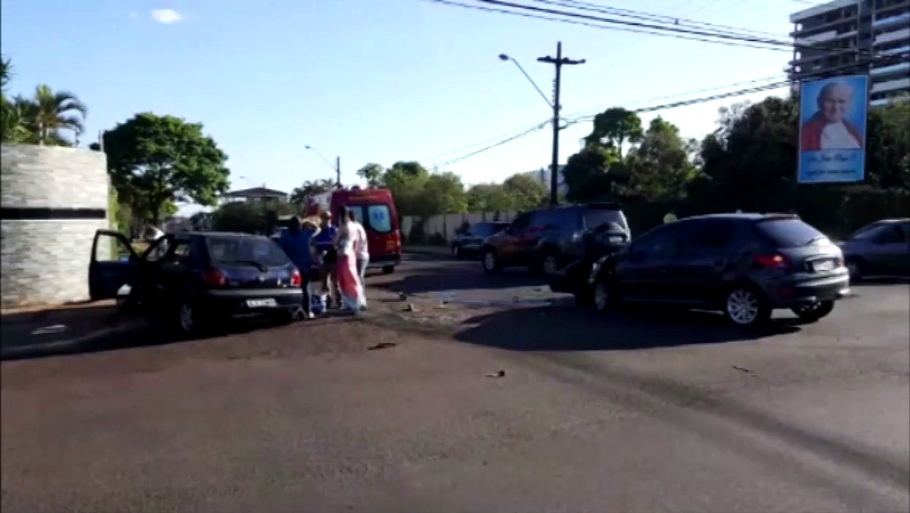 Carros se envolvem em colisão no cruzamento das Ruas Marechal Rondon e Maranhão