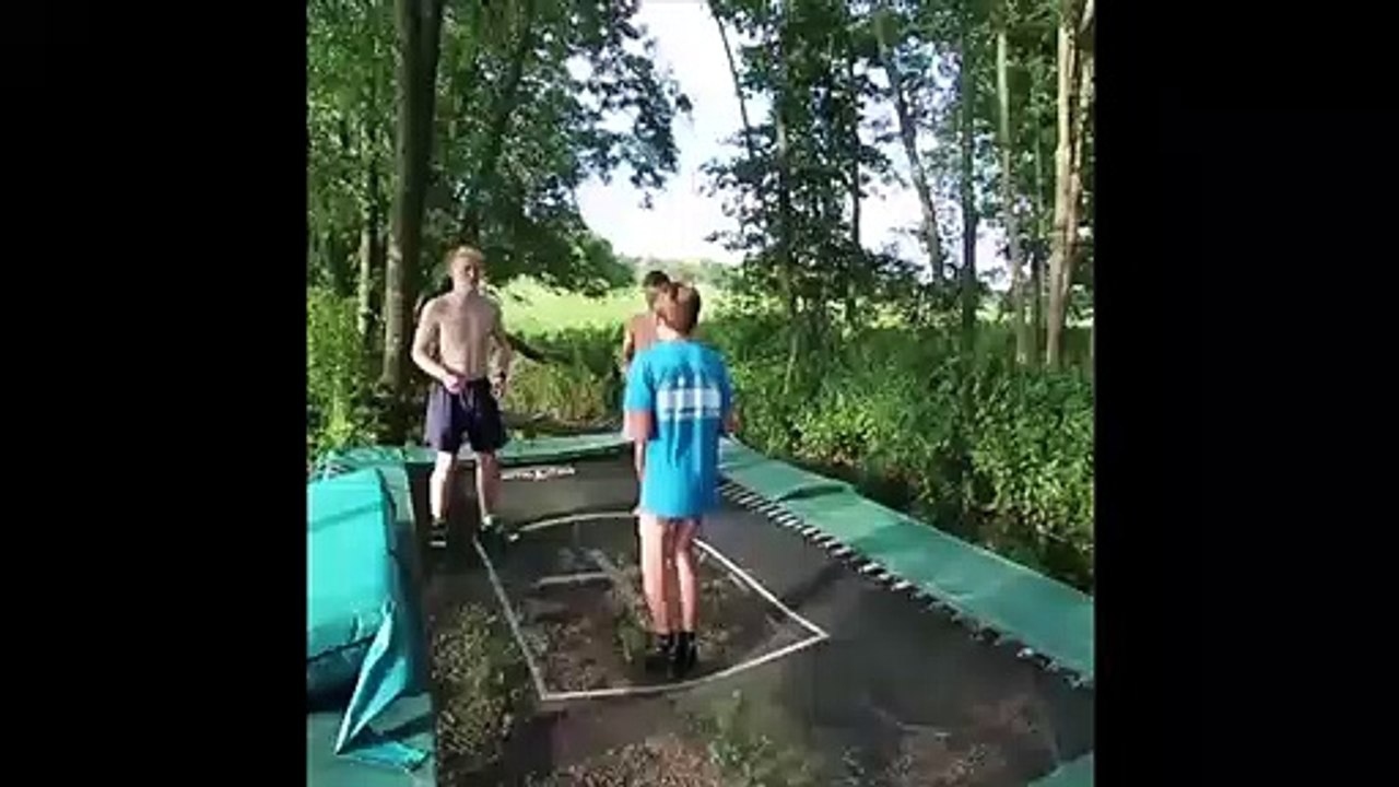 Sauvé par ses amis d'un saut hors du trampoline !