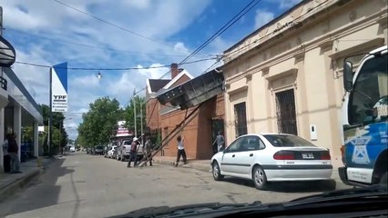 Cette piscine tombe du toit !