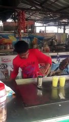 Ce Barman lance les verres en l'air ! Et les laisse tomber..