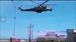 Cet hélicoptère survole un défilé militaire trop bas... et crée une mini tempête