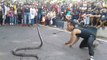 Ce charmeur de serpents indonésien est incroyable