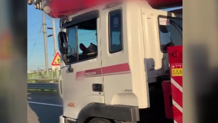 [영상] 크레인 차량 운전자, '발'로 고속도로 주행 / YTN