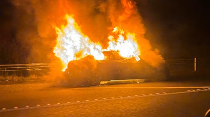 Salen tan panchos del coche en llamas tras sufrir un disparatado accidente de tráfico