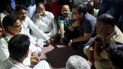 गोकशी के आरोपी को छुड़ाने के लिए समर्थकों के साथ धरने पर बैठे कांग्रेस नेता पीएल पुनिया