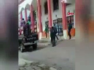 Seçim sırasında verdiği yol yapma sözünü ve diğer vaatlerini yerine getirmeyince sinirlenen halk, belediye başkanını bir kamyonete iple bağlayarak yollarda sürükledi.