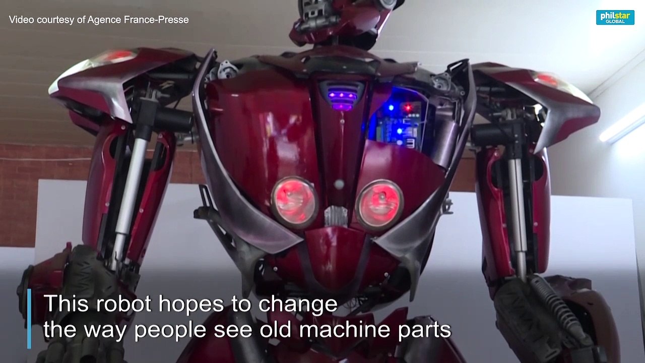 Vietnamese engineers create Transformers-style robot with green message